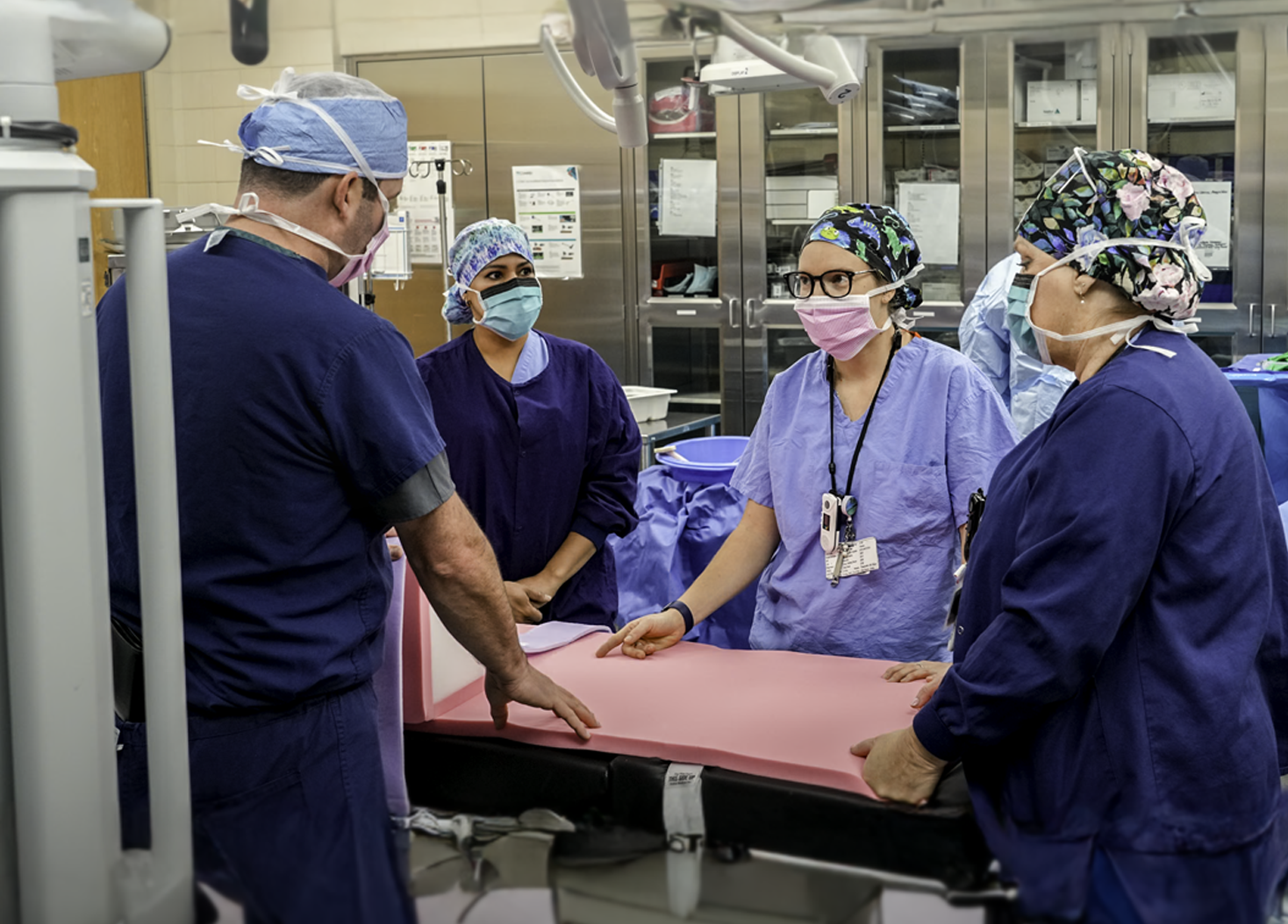 A photograph of a surgical team meeting in an Operating Room before a proceedure.